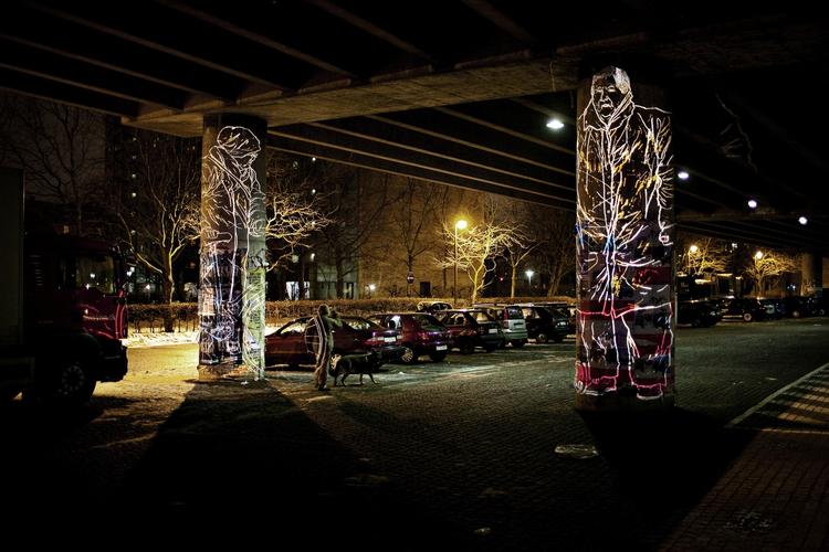 Kunst. Nu og da kan man opleve eksempler på kreativ lyssætning i København - som her i 2010, hvor kunstneren Asbjørn Armsrock fik projiceret sine tegninger op på pillerne under Bispeengbuen i København. Men generelt er lyssætningen af byen konservativ. 