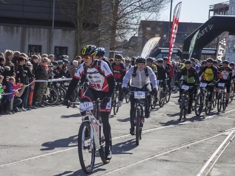 STARTSKUD. 1500 ryttere satte fra start i Aalborgs Nordkraft-område, inden en hård kuperet tur på 100 km gennem Nordjylland. 
