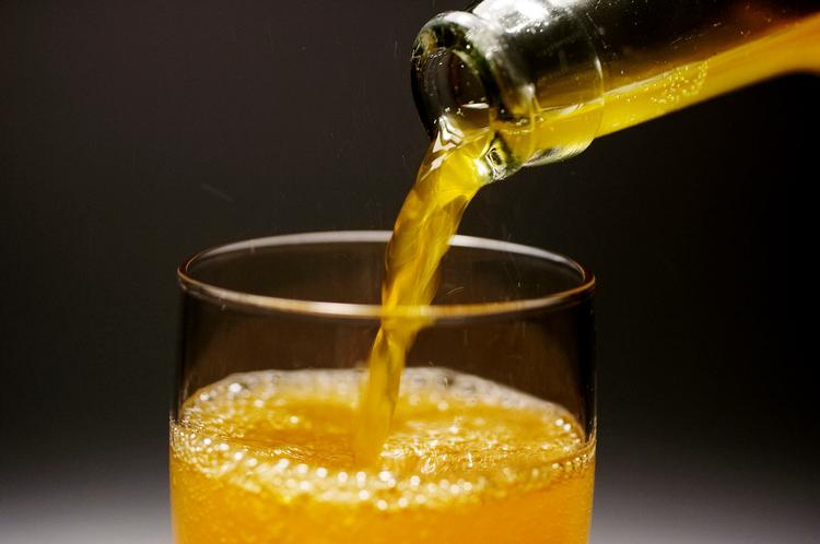 raffineret. Undersøgelsen viser, at det er det raffinerede sukker i også  saftevand, der giver den samme øgede risiko som sodavand, mens juice ikke umiddelbart fører til mere diabetes 2. 