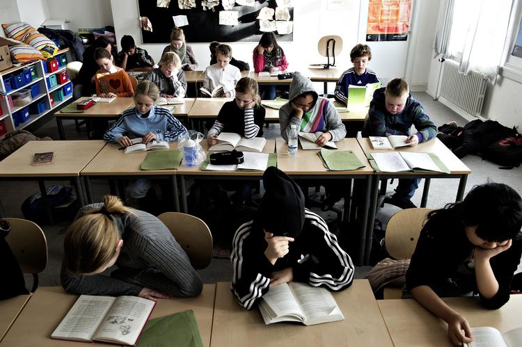 Undersøgelse. Tydelige faglige rammer og fast klasserumsledelse gavner eleverne, konkluderer ny SFI-rapport. Det underkender regeringens skolereform, mener DF og LA. 
