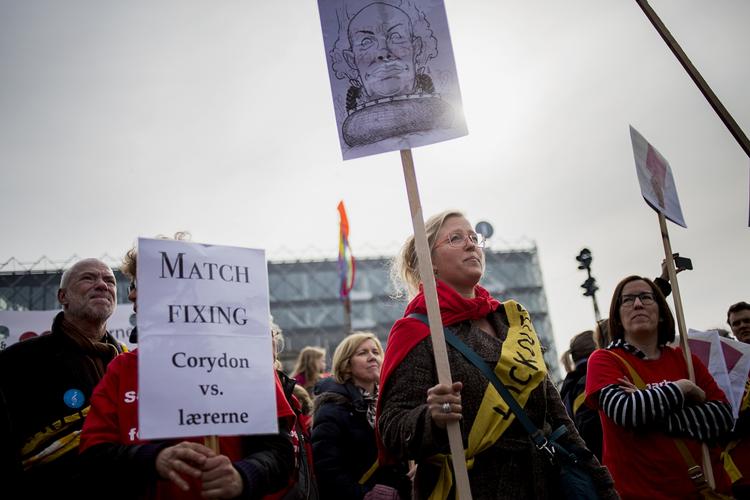 konflikt. Danmarks Lærerforening holdt under lockouten flere demonstrationer, hvor et centralt budskab var, at KL og regeringen på forhånd har aftalt, hvordan lærernes overenskomst skal ændres. (arkivfoto) 