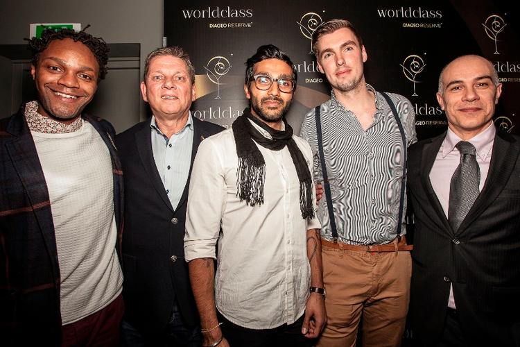 Bartenderdyst. Bartenderdysten Diageo World Class blev mandag afgjort på Vesterbro. Fra venstre ses de to dommere Deano Moncrieffe og Tim Vollerslev, dagens to vindere Hardeep Rehal og Hasse Bank Johansen, samt dommeren Max La Rocca. 