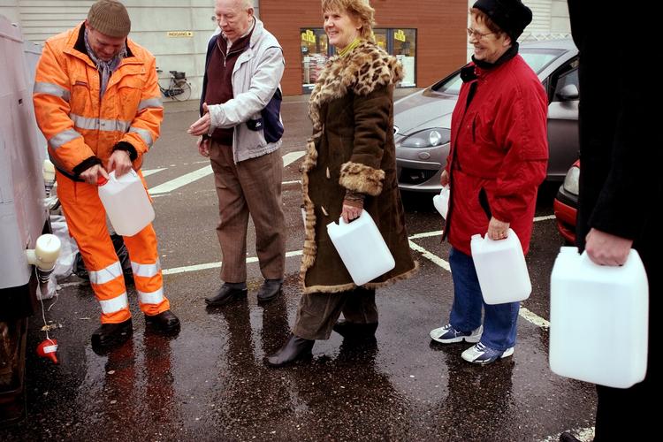VAND. Rent drikkevand vil være et af punkterne på den internationale vandkonference, regeringen forsøger at få trukket til København. Her ses følgerne af vandforurening i Danmark: Køgeborgere står i kø for at få udleveret rent drikkevand, da der kom afføringsbakterier i en vandforsyning i byen. 