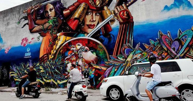 Trækplaster. Miami er også en by med graffiti. Her arrangeres rundture, evt. på scooter, rundt til eksempler på gadekunst. 