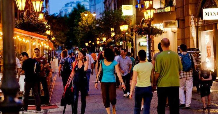 Lavpris. På Vaci Utca-gågaden i Budapest er det ikke svært at finde dyre mærkevarer, men alligevel er Budapest Europas billigste storby.