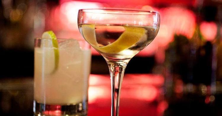 Kulturskifte. Hotelgæster tager i dag enten en drink i hotelbaren, køber alkohol i kiosken, trækker det i en automat eller medbringer selv forsyninger. 