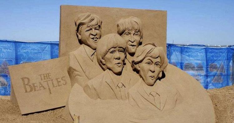 Beatlessand. Ideen er god nok, men helt vellignende er de fire Beatler i Brighton ikke. 