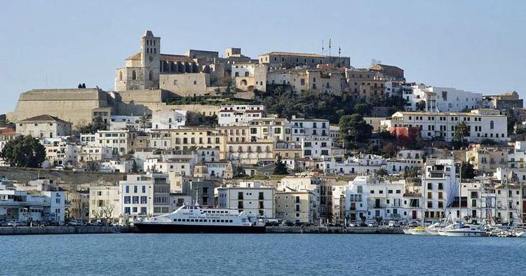 Maritim. Ibiza By er på mange måder præget af det omliggende hav. 