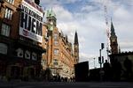 FRIGIVELSE. Ekstra Bladet markerer løsladelsen af de somaliske sørøveres gidsler med et kæmpebanner på avishusets facade på Rådhuspladsen. 
