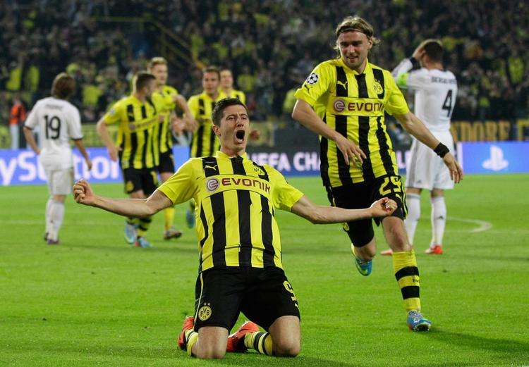 fremragende. Dortmunds Robert Lewandowski er blevet valgt til verdens bedste spiller i den forløbne uge i en kåring i AP. Her ses polakken efter et af sine fire mål mod Real Madrid. 