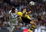 0-0. Real Madrids anfører Sergio Ramos (tv) kæmper om bolden med Robert Lewandowski, som ikke så meget til bolden i første halvleg af semifinalen i Madrid. 