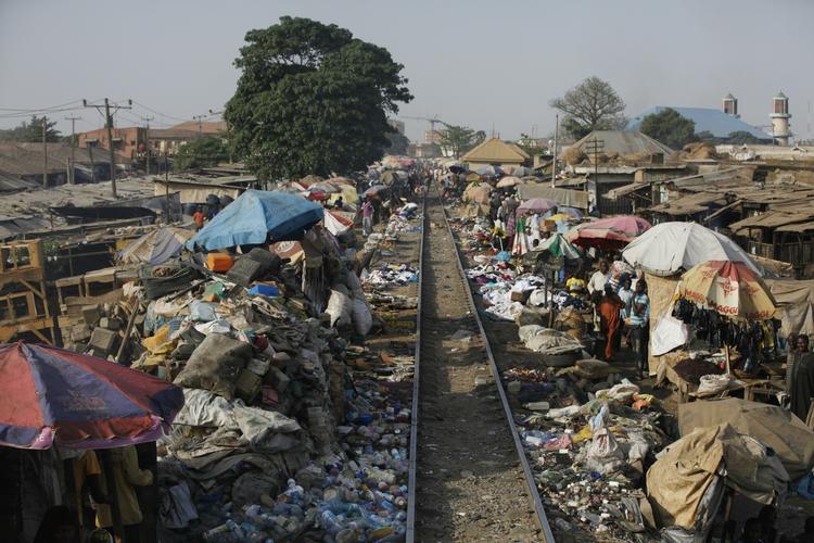 FORBEREDELSE. Virksomheders udlandsrejser til risikoområder kan forberedes, så medarbejderne bliver bedre til at håndtere sikkerhedskriser. Her en jornbanestrækning i Nigeria. 