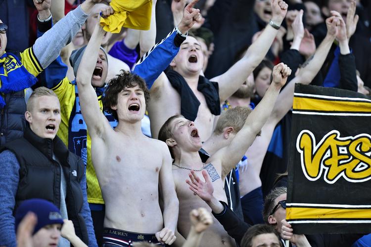 Afgørende. Brøndby-holdet får brug for al det støtte de kan få i de sidste fire kampe i denne sæson: Holdet møder øjeblikkets nummer 1, 2 og 3 i Superligaen - inden en måske afgørende kamp på udebane mod AC Horsens, som lige nu ligger under nedrykningsstregen på dårligere målscore end Brøndby. 