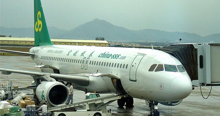 Luftsjov. Det Shanghai-baserede Spring Airlines vil have kabinepersonalet til at klæde sig ud for passagererne. 