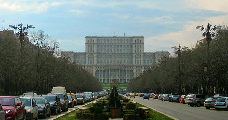 MASSIVT. Der er brugt 1.000.000 m3 rumænsk marmor og 900.000 m3 træ til det kæmpemæssige palads. 