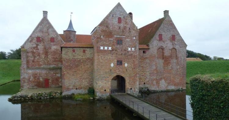 Anderledes. Fredfyldt ser det ud, men bag ved muren lurer fortidens gru. 
