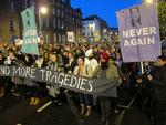 Protest. Tusinder af irere protesterede sidste år i Dublins gader efter 31-årige Savita Halappanavars død. 