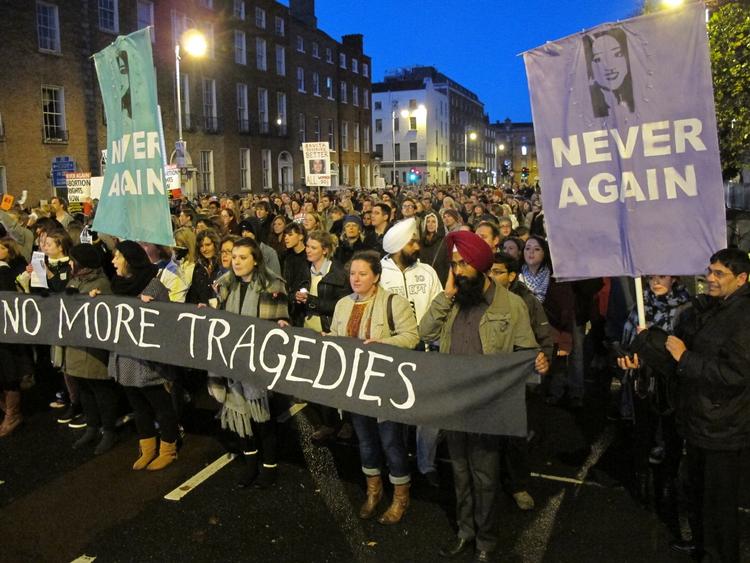Protest. Tusinder af irere protesterede sidste år i Dublins gader efter 31-årige Savita Halappanavars død. 