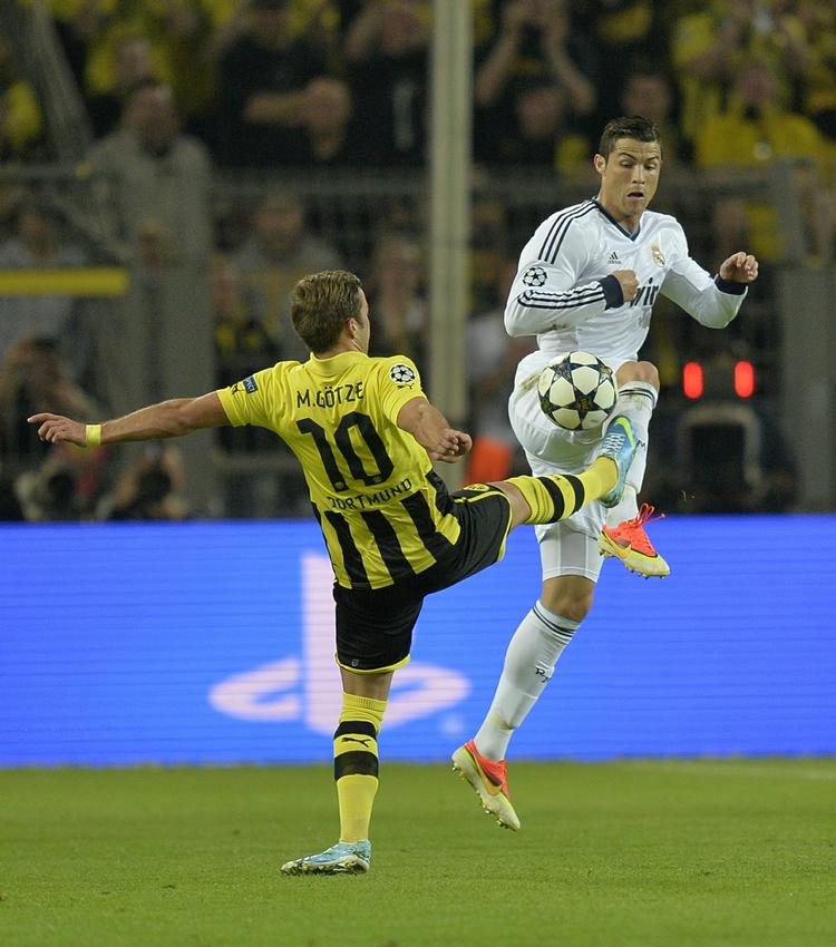 Ukampdygtig. Mario Götze (t.v.) er i kamp mod tiden inden CL-finalen, der afvikles om 24 dage. 