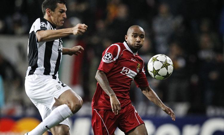 uafklaret. Joshua John (th) har været et friskt pust på FC Nordsjællands sølvvindende hold. 