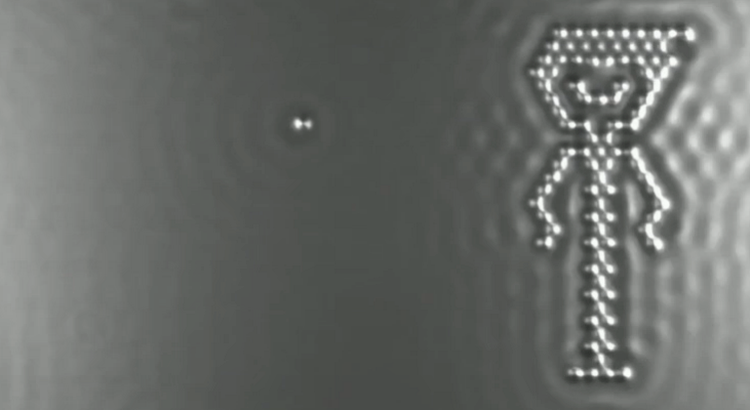 Atomfilm. Verdens minste film viser en mand lavet af enkelte atomer. 