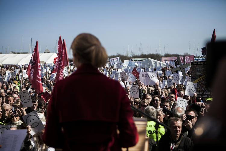 pibekoncert. Helle Thorning-Schmidt (S) fik ikke sit budskab ud til de tusinder, der var mødt frem i Aarhus. Hun blev pebet ud. 