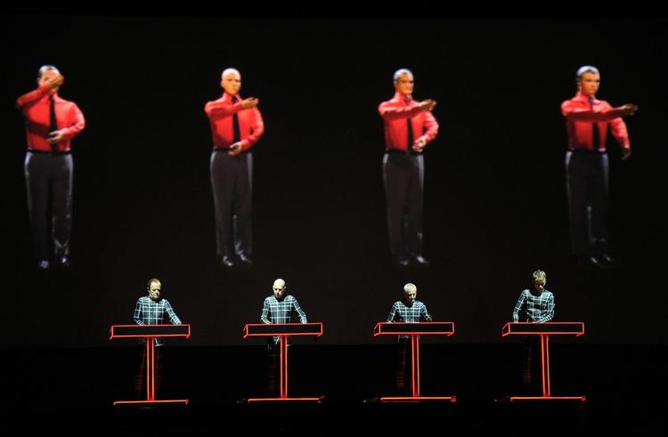 3D. Kraftwerk finder stadig nye måder at kanalisere deres fremtidsfascination ud i musikken på. 