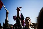 PROTEST. Demonstranter i Fælledparken piftede og råbte slagord mod overborgmester Frank Jensen (S) under hans 1. maj tale. De er vrede over regeringens nedskæringer på det sociale område. 