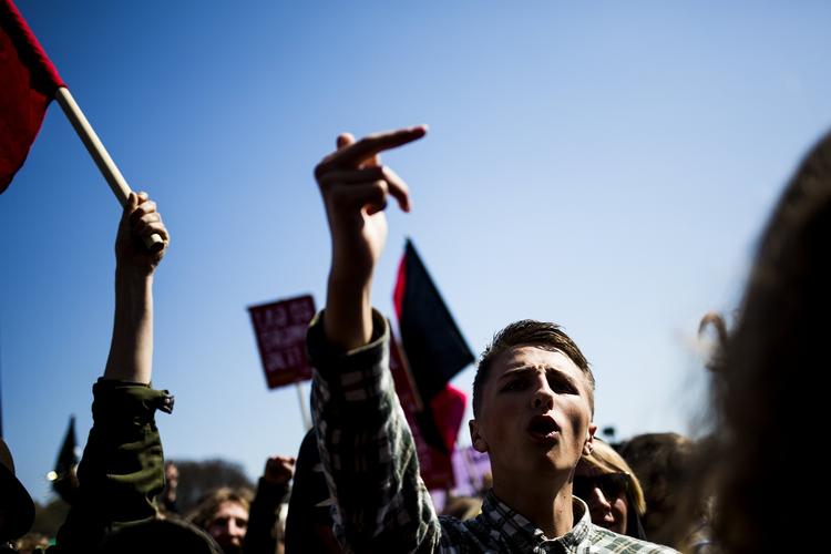 PROTEST. Demonstranter i Fælledparken piftede og råbte slagord mod overborgmester Frank Jensen (S) under hans 1. maj tale. De er vrede over regeringens nedskæringer på det sociale område. 