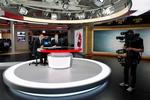 Pæne. Værterne Christian Høegh Andersen og Peter Grønborg til prøveoptagelse i TV 2 Nyhedernes nye runde studie. Til højre ses noget af den store runde skærm og i baggrunden det store redaktionslokale, hvor også Vejret bliver lavet.