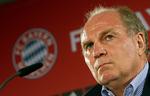 lækage. Bayern-præsident  Uli Hoeness forsøger at nedtone balladen omkring en 'muldvarp' i omklædningsrummet. 