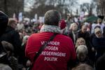 Buh. Røde roser var skiftet ud med blå, da Helle Thorning-Schmidt gik på talerstolen i Kildeparken i Aalborg. Talen måtte kortes af før tid på grund af de aggresive demonstranter. 