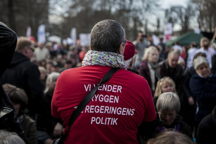 Buh. Røde roser var skiftet ud med blå, da Helle Thorning-Schmidt gik på talerstolen i Kildeparken i Aalborg. Talen måtte kortes af før tid på grund af de aggresive demonstranter. 