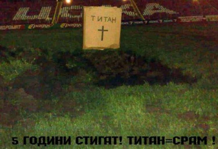 protest. Fans af CSKA Sofia viste deres utilfredshed med ejerne af klubben ved at anlægge en grav med navnet på selskabet på gravstenen - midt på hjemmebanens grønsvær. 