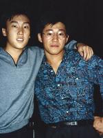 TURISTGUIDE. Kenneth Bae (th), der i dag er 44 år, viste turister rundt i Nordkorea, inden han blev pågrebet af de nordkoreanske myndigheder. 