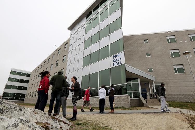 Studieliv. Studerende fra University of Massachusetts, Dartmouth, står foran bygningen, hvor manden mistænkt for at stå bag Boston-bomberne boede. 