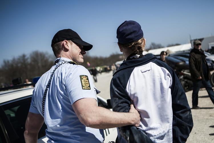BALLADE. Denne mand blev i går anholdt for at sprøjte vand på statsministeren. 