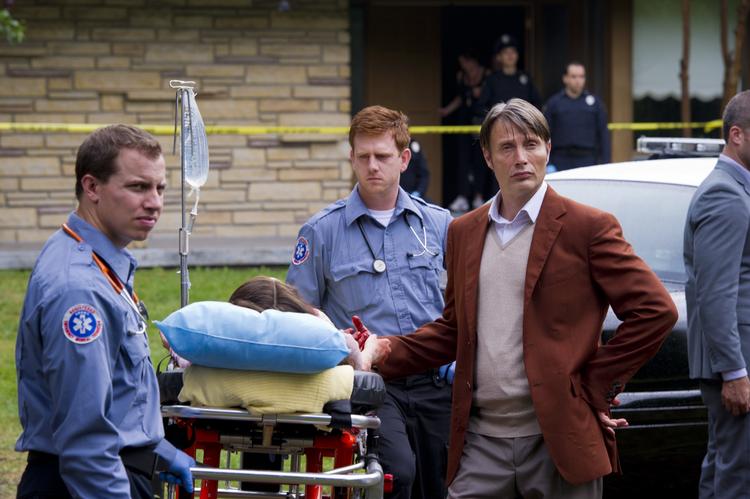 Hannibal. Mads Mikkelsen har i serien overtaget Anthony Hopkins' rolle som psykiater og kannibalistisk seriemorder. 