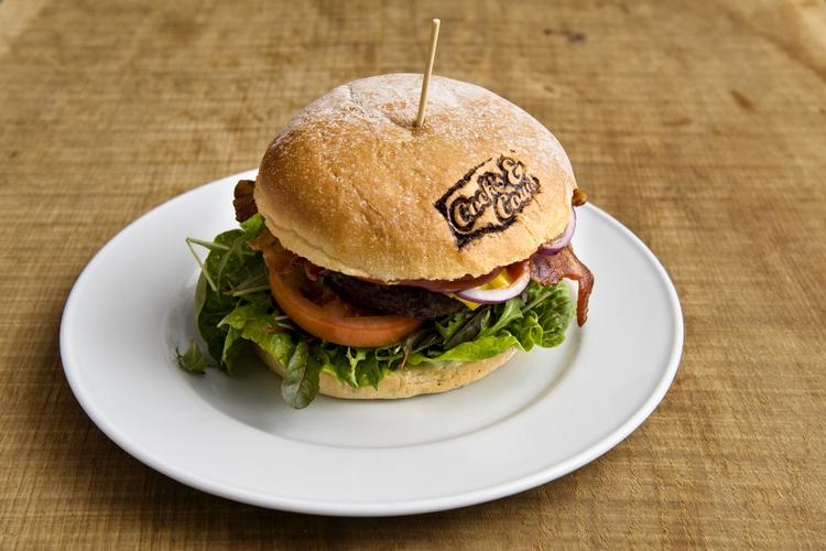 bøfibolle. København får nu endnu en burgerrestaurant. Byens største. 