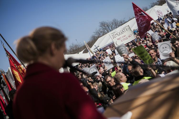 Buuuuuh. Statsministeren blev mødt af vrede 1. maj-deltagere i Aarhus. 