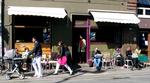 Forår. Selv om Enghave Plads er mærket af metrobyggeri vrimler det med gode steder, hvor man kan få kaffe, øl eller en is. Og sol, ikke mindst. 