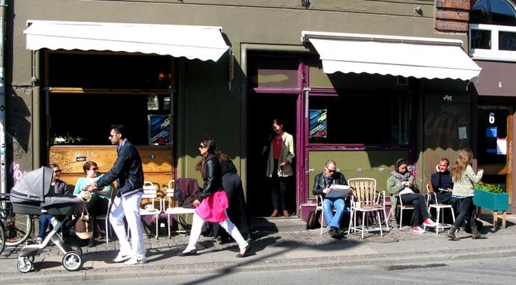 Forår. Selv om Enghave Plads er mærket af metrobyggeri vrimler det med gode steder, hvor man kan få kaffe, øl eller en is. Og sol, ikke mindst. 