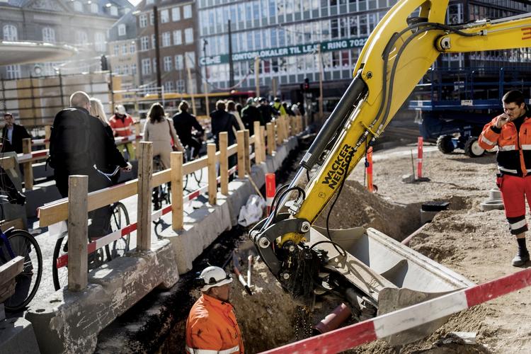 Usikkert. Tunge, gule trucks ruller tæt forbi fodgængerne på Nørreport Station. Torsdag morgen blev også et tungt læs byggematerialer hejst henover cyklisterne. 