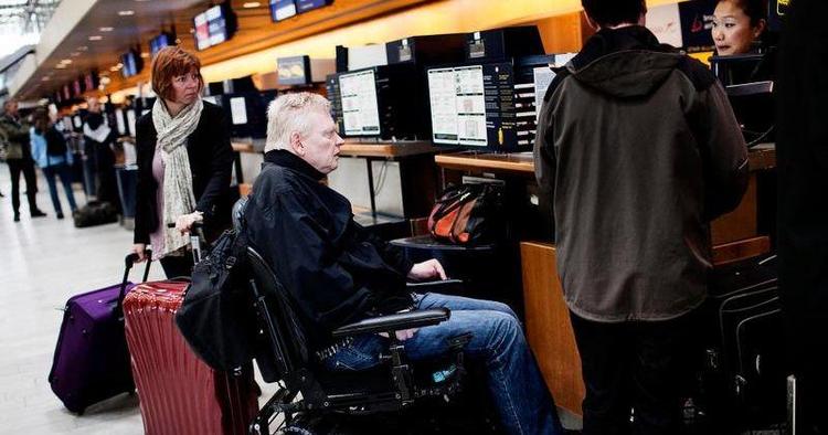 Stig Langvad checker ind i Kastrup Lufthavn. 