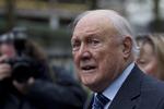 Skandaleramt. Stuart Hall er blandt andet kendt som reporter på BBC's fodboldprogram 'Radio 5 Live', som han nu er suspenderet fra. 