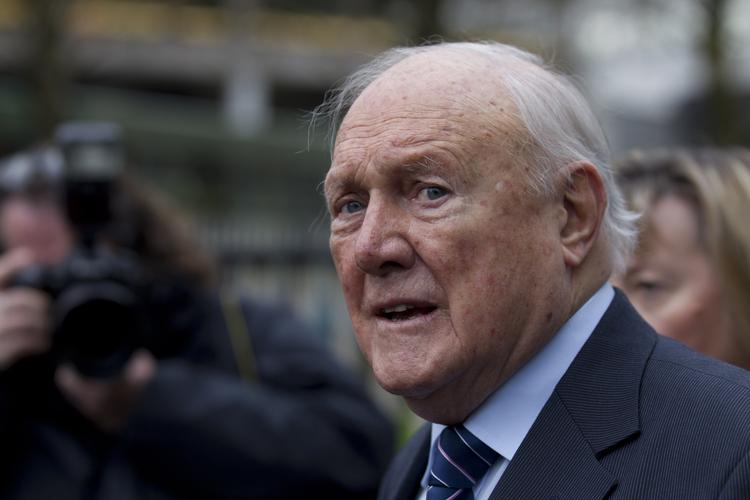 Skandaleramt. Stuart Hall er blandt andet kendt som reporter på BBC's fodboldprogram 'Radio 5 Live', som han nu er suspenderet fra. 