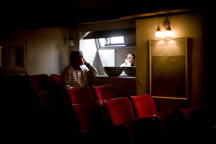 Radiobiograf. 7. maj slår Posthus Teatret i København dørene op for alternativ radiolytning, debat og bar. Første gang med radiodomuntarisme  fra radio24syv. 