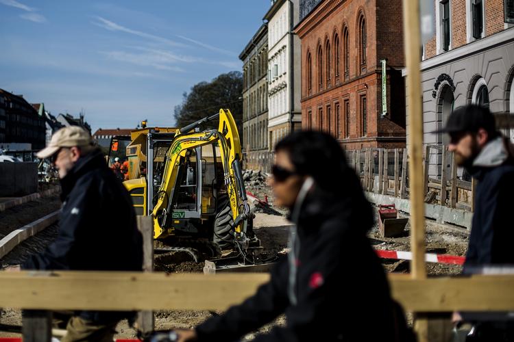 Byggerod. Projektleder for ombygningen ved Nørreport lover sikkerhedsskærpelser, efter en farlig  episode med en tungt pakket palle i dag. 