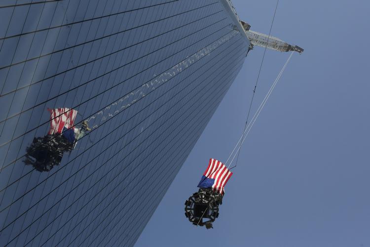 OPTUR. Spiret spejles i One World Trade Centers nymonterede ruder på vej op til sin sokkel på toppen af højhuset. 