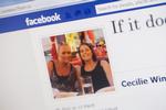 Promotion. Menge synes de er irriterende, men de små reklamer, der følger med når du logger på Facebook via mobil eller tablet, sender penge i massevis i retning af det sociale  netværk. (arkivfoto) 